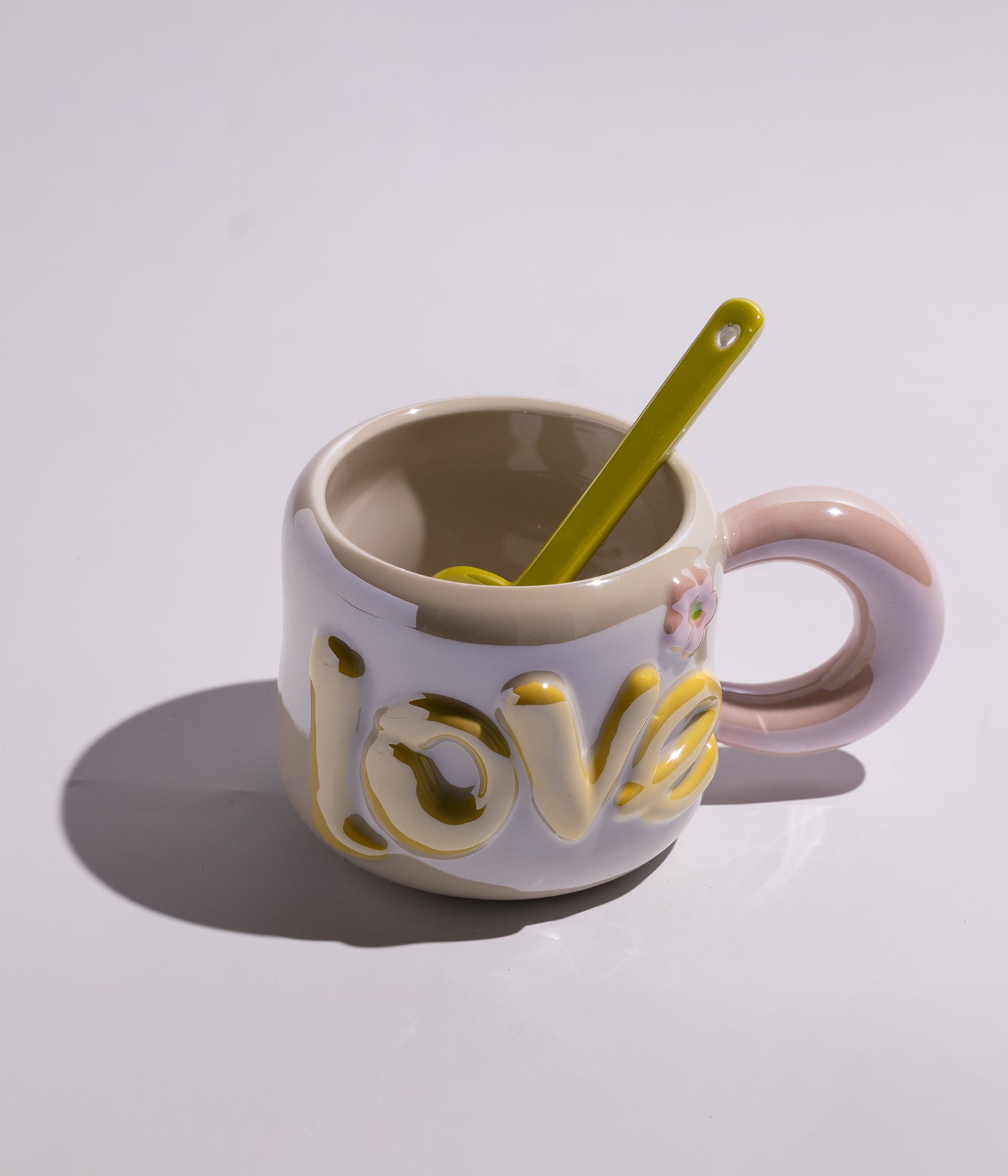كوب قهوة سيراميك بعبارة LOVE بالوان مبهجة مع ملعقة