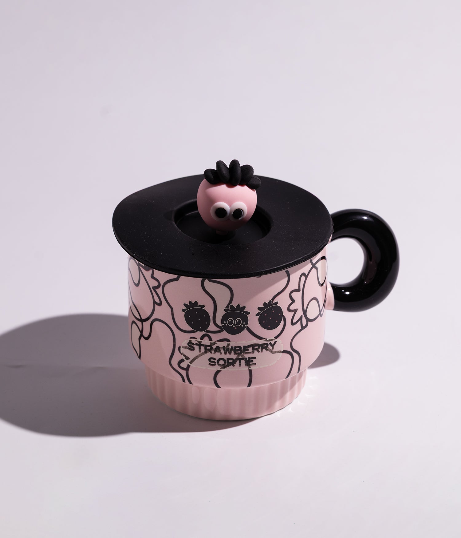 كوب سيراميك برسومات كرتونية مع غطاء عليه مجسم الفراول وملعقة