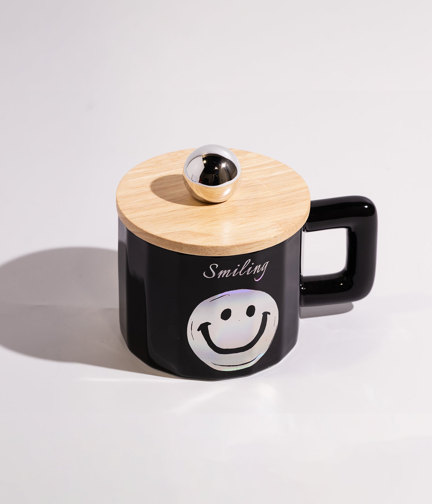 كوب قهوة سيراميك بوجه مبتسم وغطاء خشبي