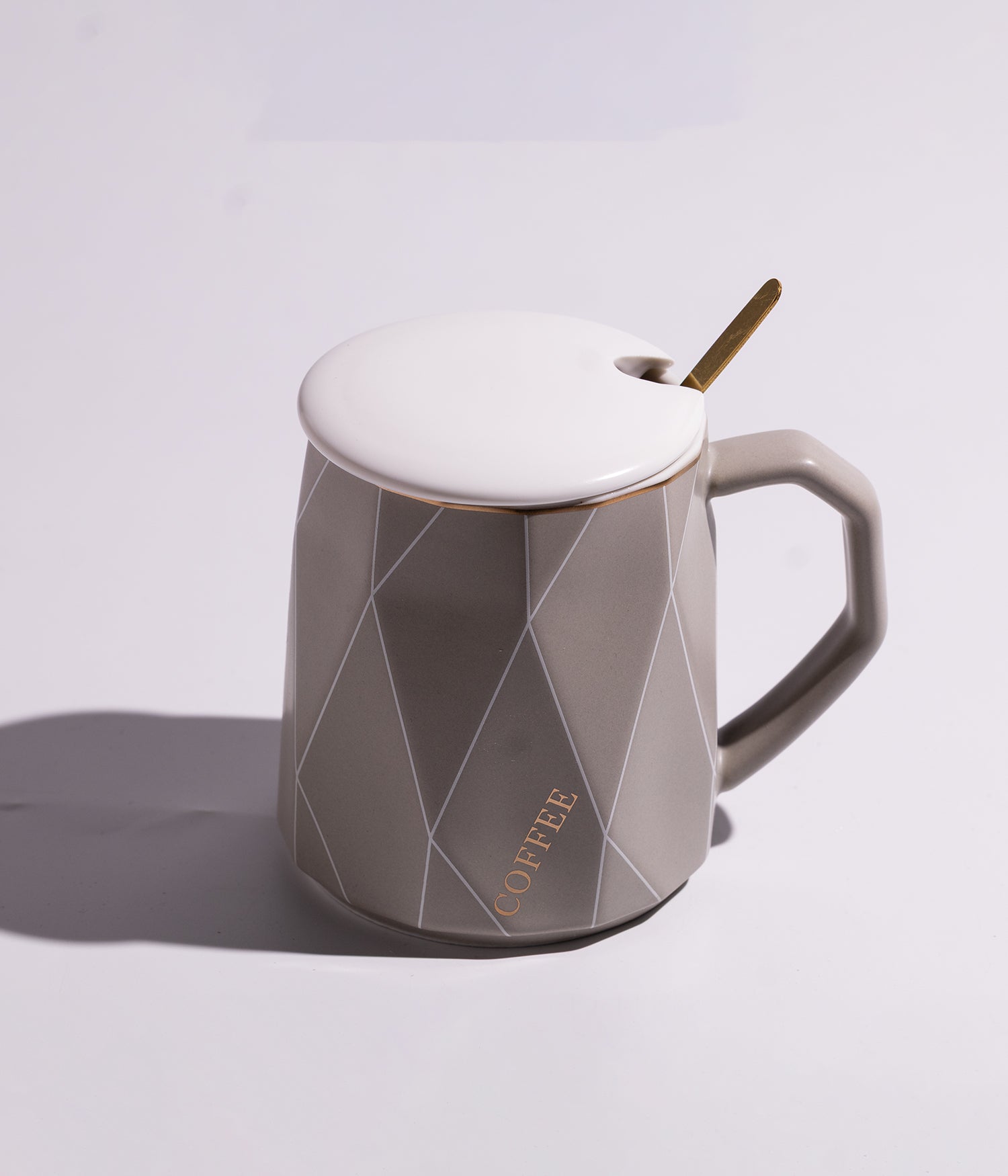 كوب سيراميك بتصميم هندسي مع غطاء وملعقة ذهبية