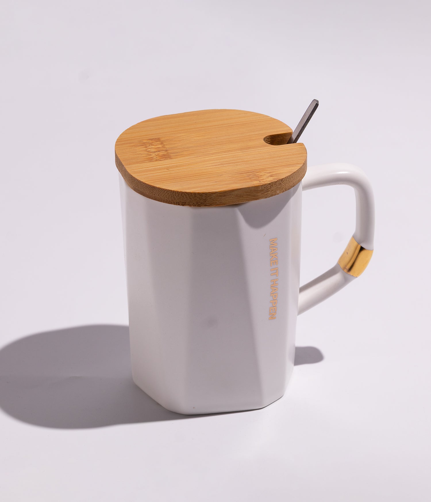 كوب قهوة سيراميك بتصميم خطوط مائلة مع غطاء خشبي وملعقة