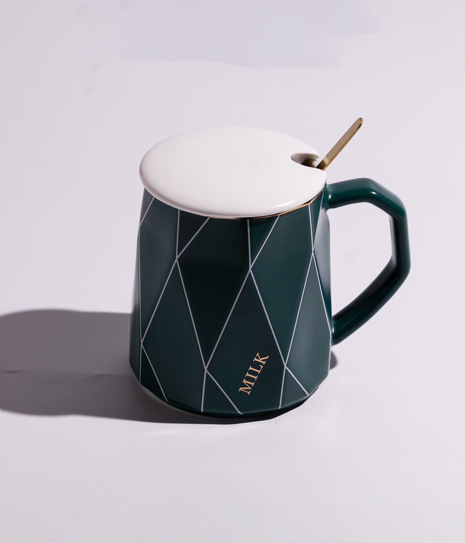 كوب سيراميك بتصميم هندسي مع غطاء وملعقة ذهبية