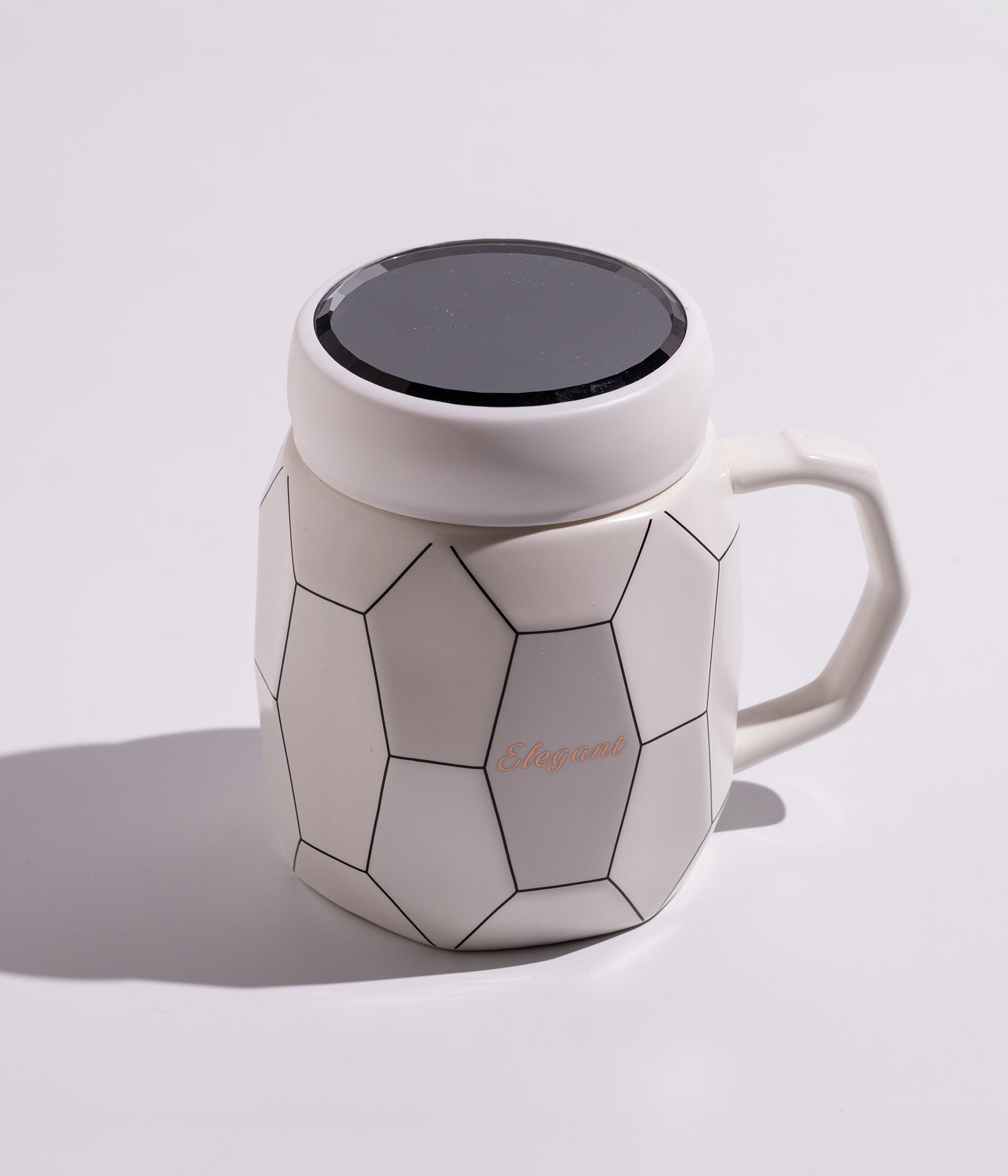 كوب سيراميك بتصميم هندسي مع غطاء محكم لحفظ الحرارة