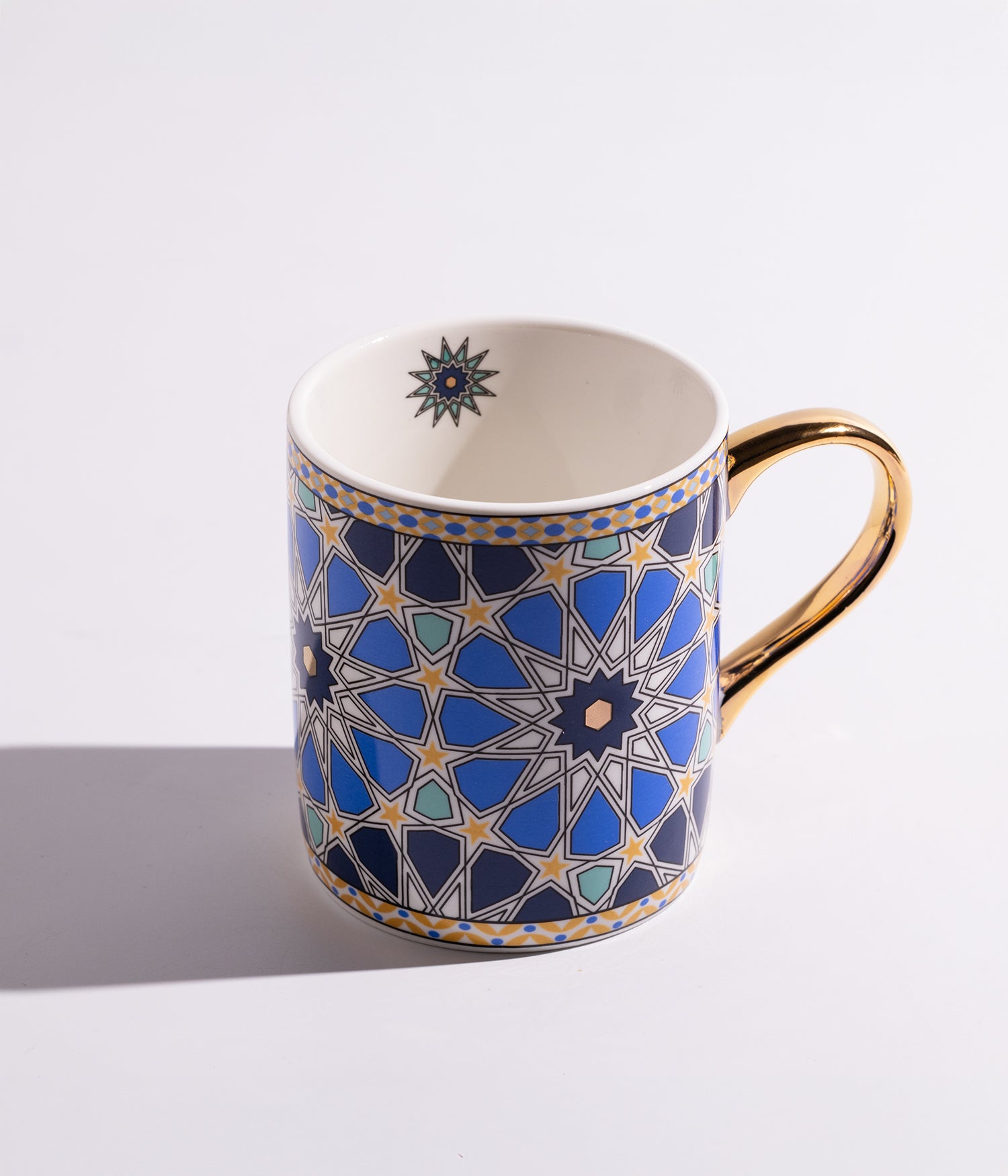 كوب سيراميك بنقوش هندسية شرقية ومقبض ذهبي أنيق