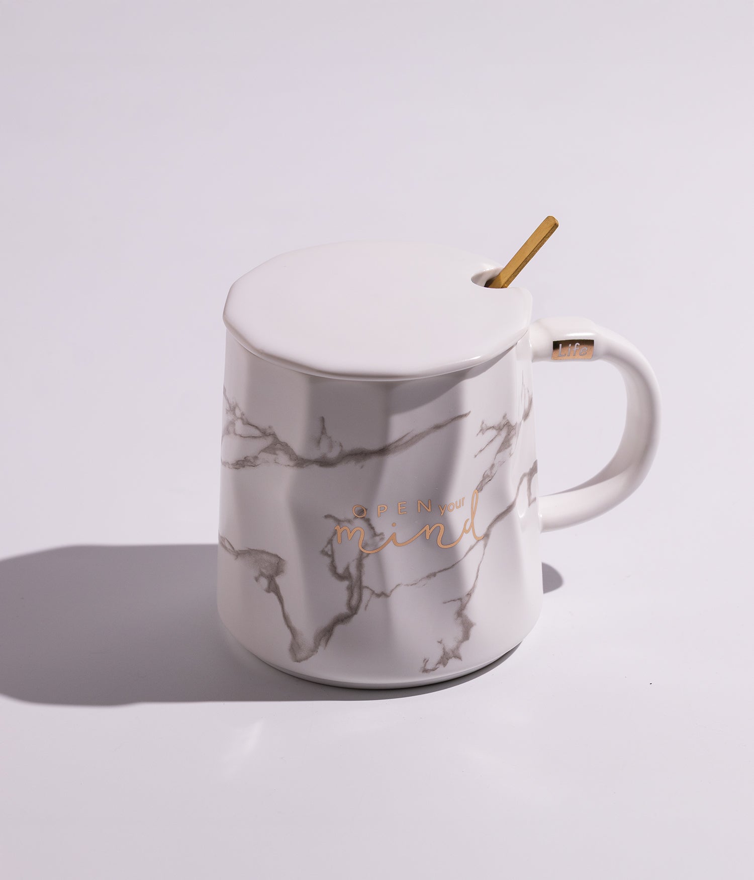 كوب سيراميك بتصميم خطوط ملونة مع غطاء وملعقة