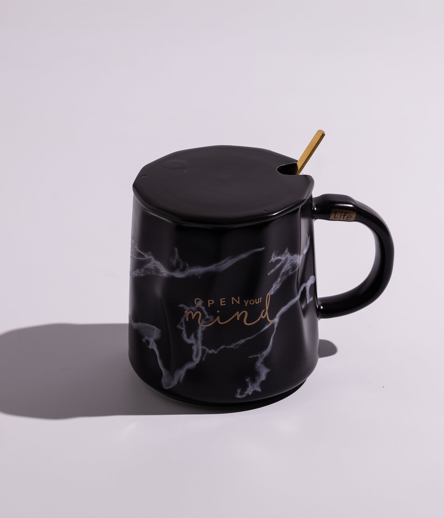 كوب سيراميك بتصميم خطوط ملونة مع غطاء وملعقة