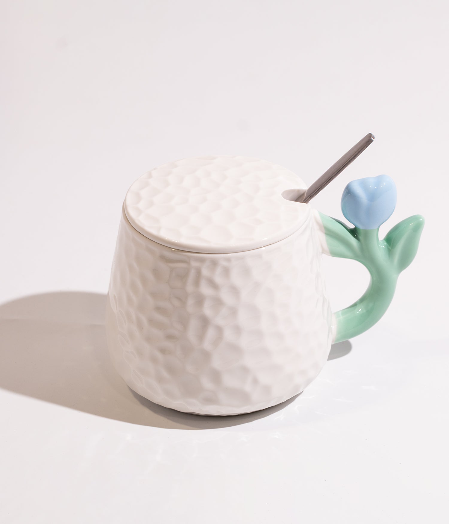 كوب سيراميك أبيض بتصميم مقبض الوردة الملونة مع غطاء وملعقة