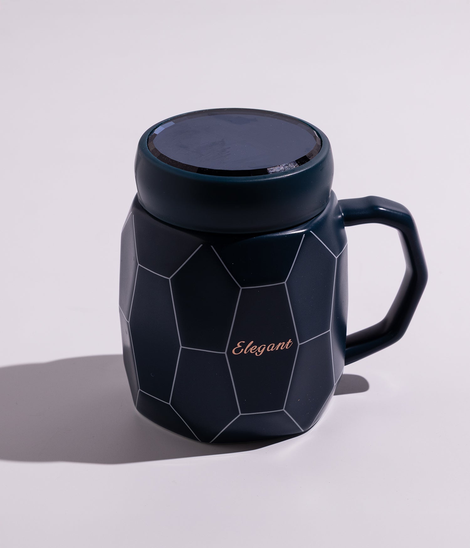 كوب سيراميك بتصميم هندسي مع غطاء محكم لحفظ الحرارة