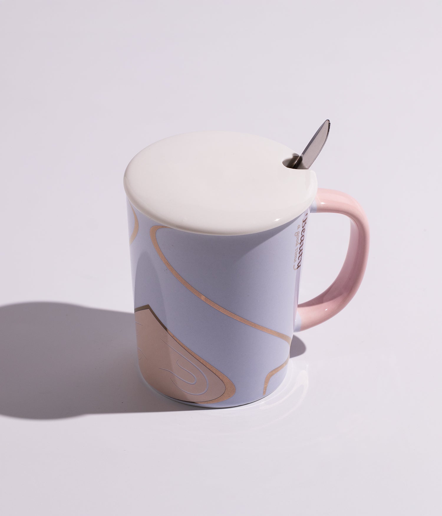 كوب سيراميك بتصميم ألوان زاهية مع خطوط ذهبية مع غطاء وملعقة