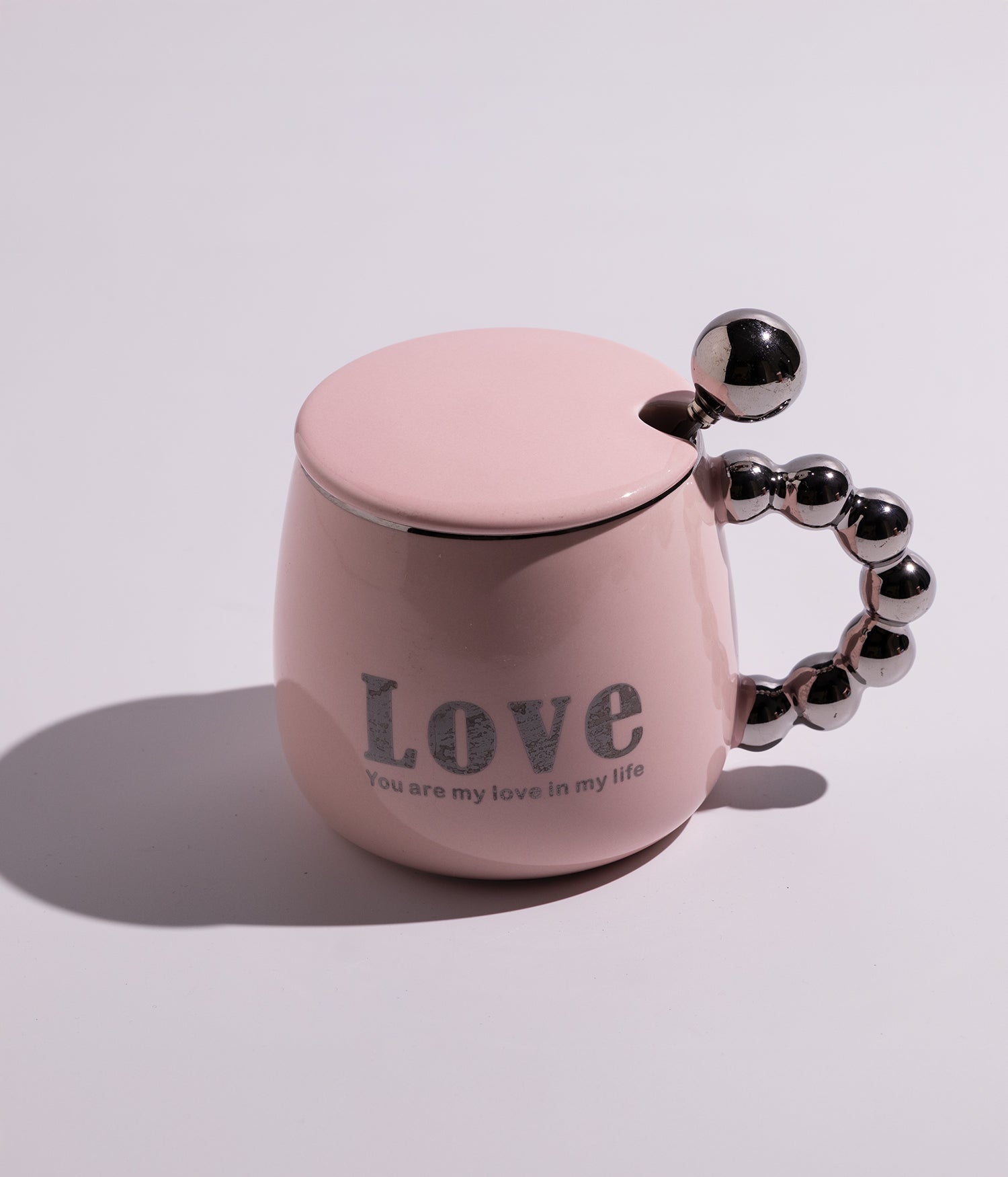 كوب قهوة سيراميك بعبارة LOVE بغطاء وملعقة ومقبض ميتاليك