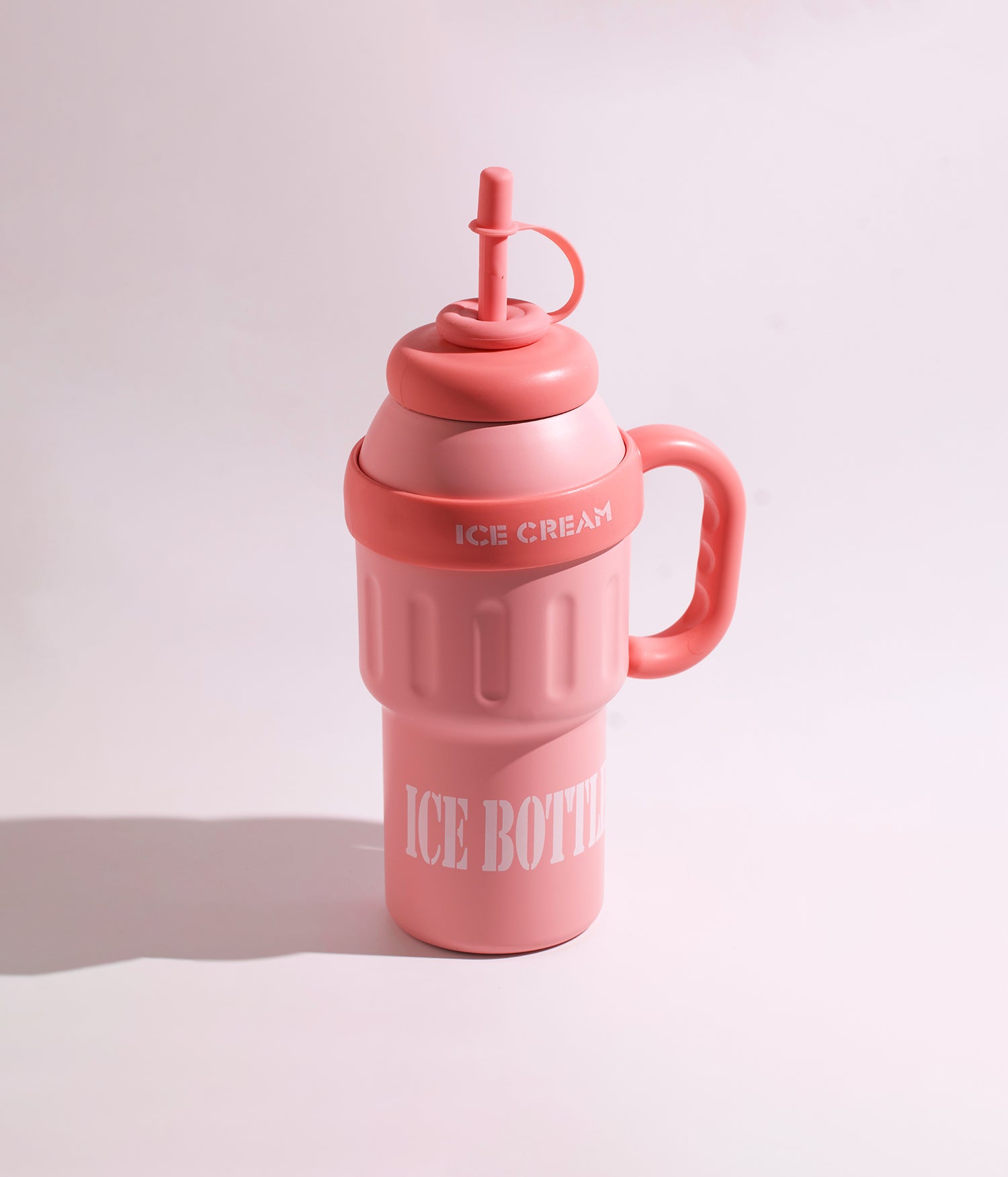 كوب بلاستيكي حراري بطبقة مزدوجة مصمم لحفظ المشروبات الباردة مع مزاز