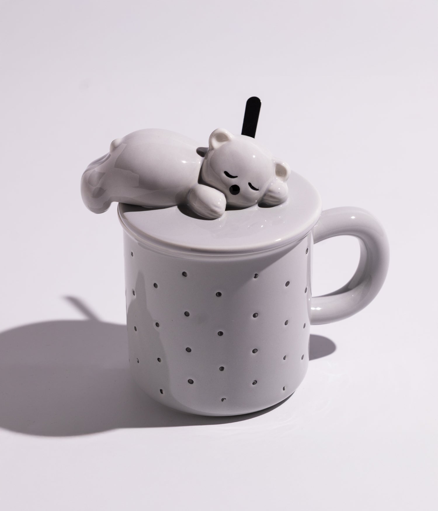 كوب سيراميك منقط بمجسم دب على الغطاء مع ملعقة