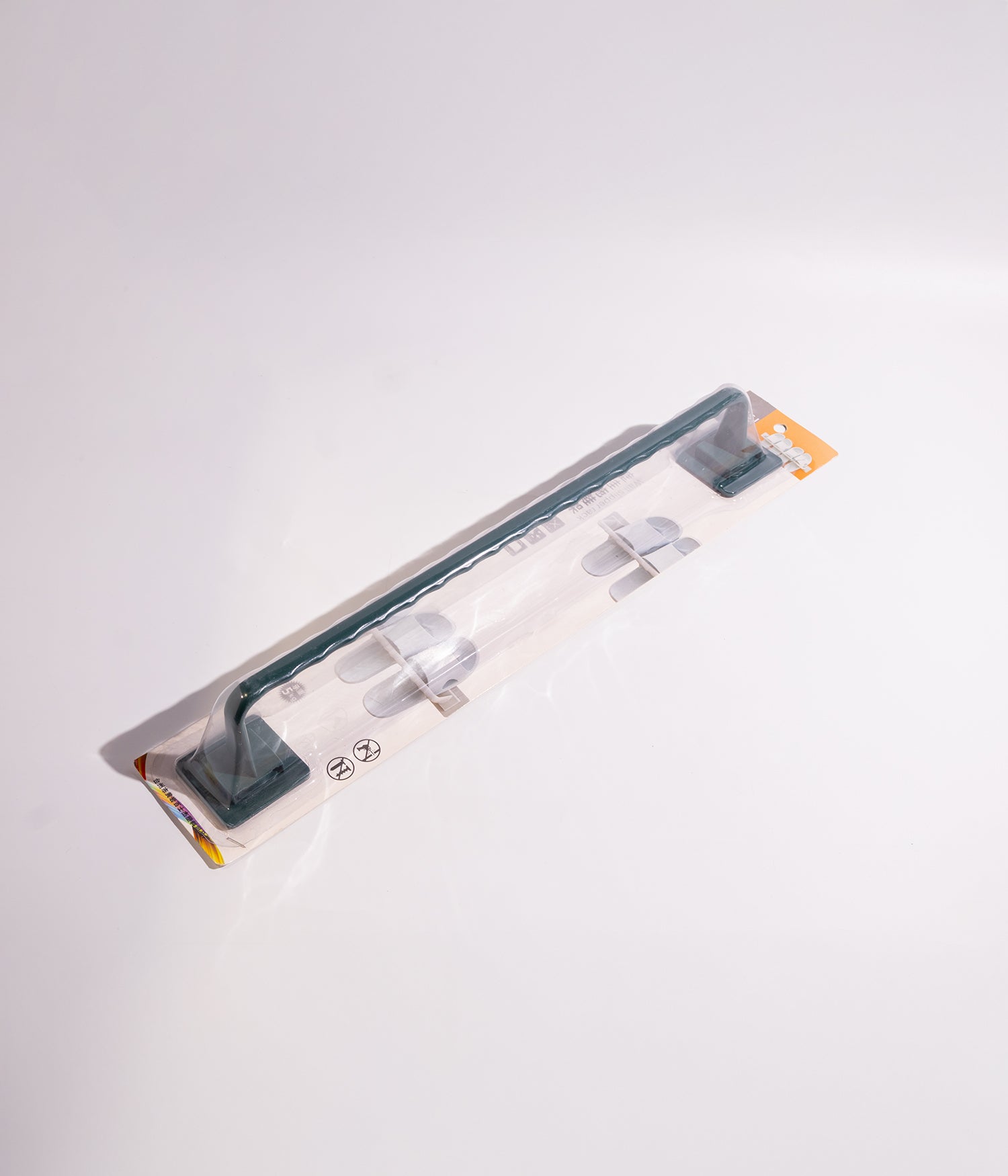 رف تعليق أحذية الحمام على الحائط