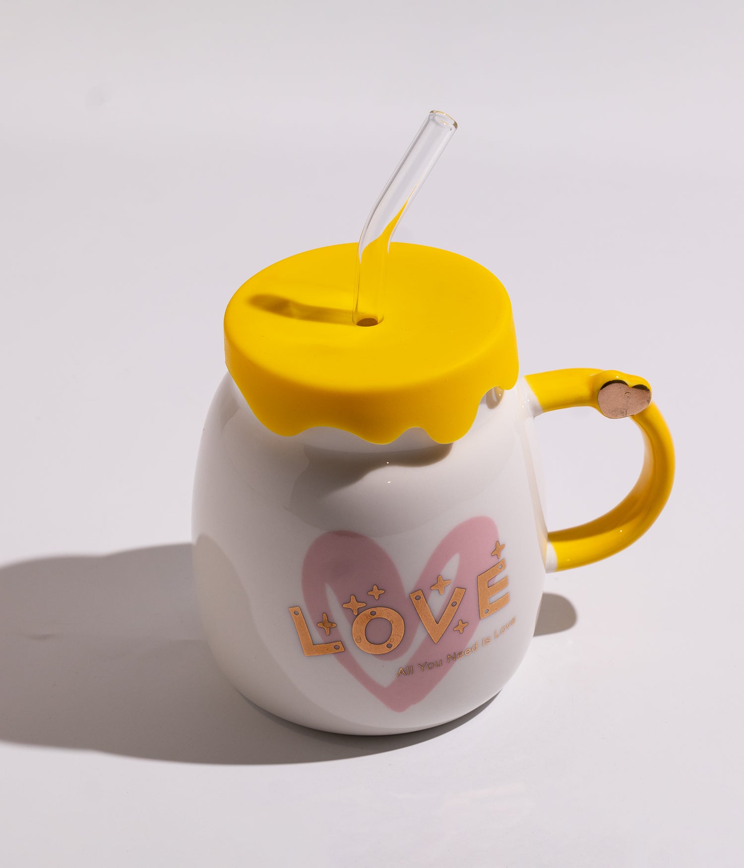 كوب سيراميك بتصميم قلوب مع غطاء ومزاز لسهولة الشرب