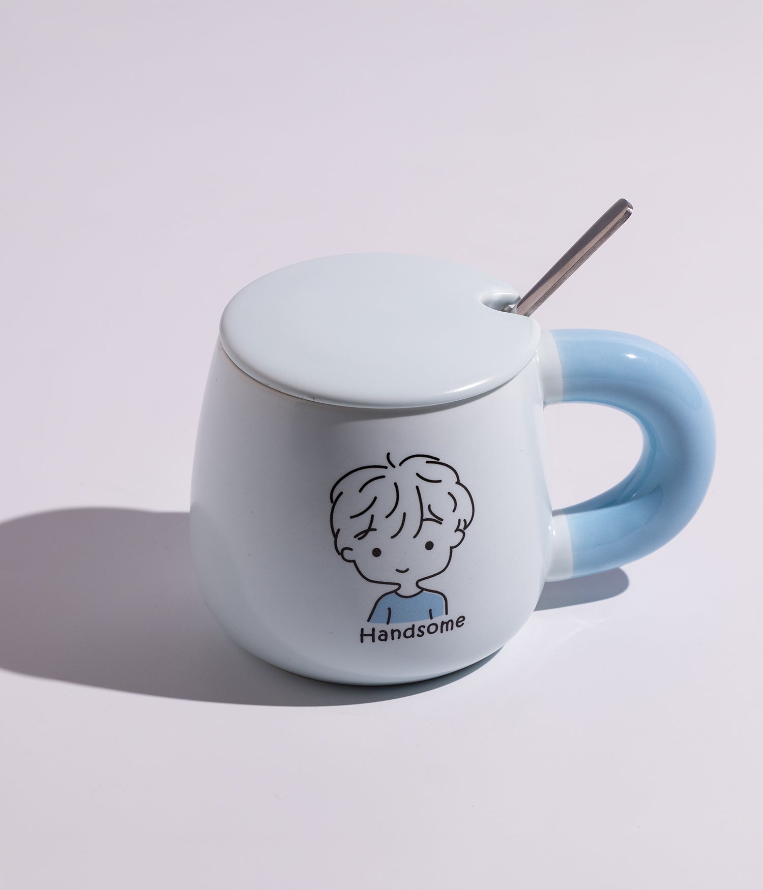 كوب سيراميك بتصميم شخصيات مختلفة وبغطاء وملعقة