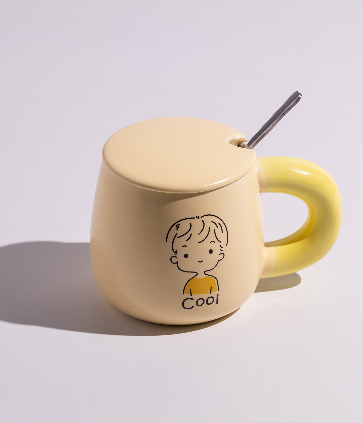 كوب سيراميك بتصميم شخصيات مختلفة وبغطاء وملعقة