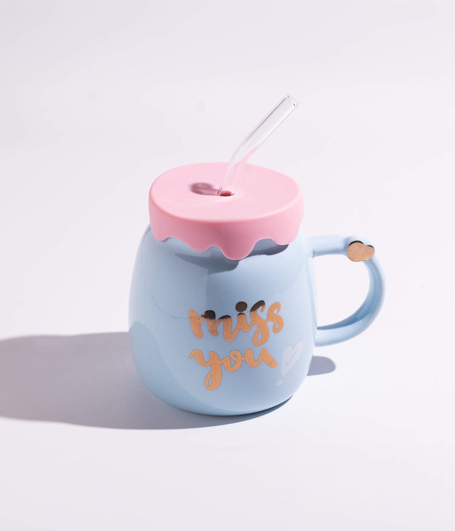 كوب سيراميك بتصميم قلوب مع غطاء ومزاز لسهولة الشرب