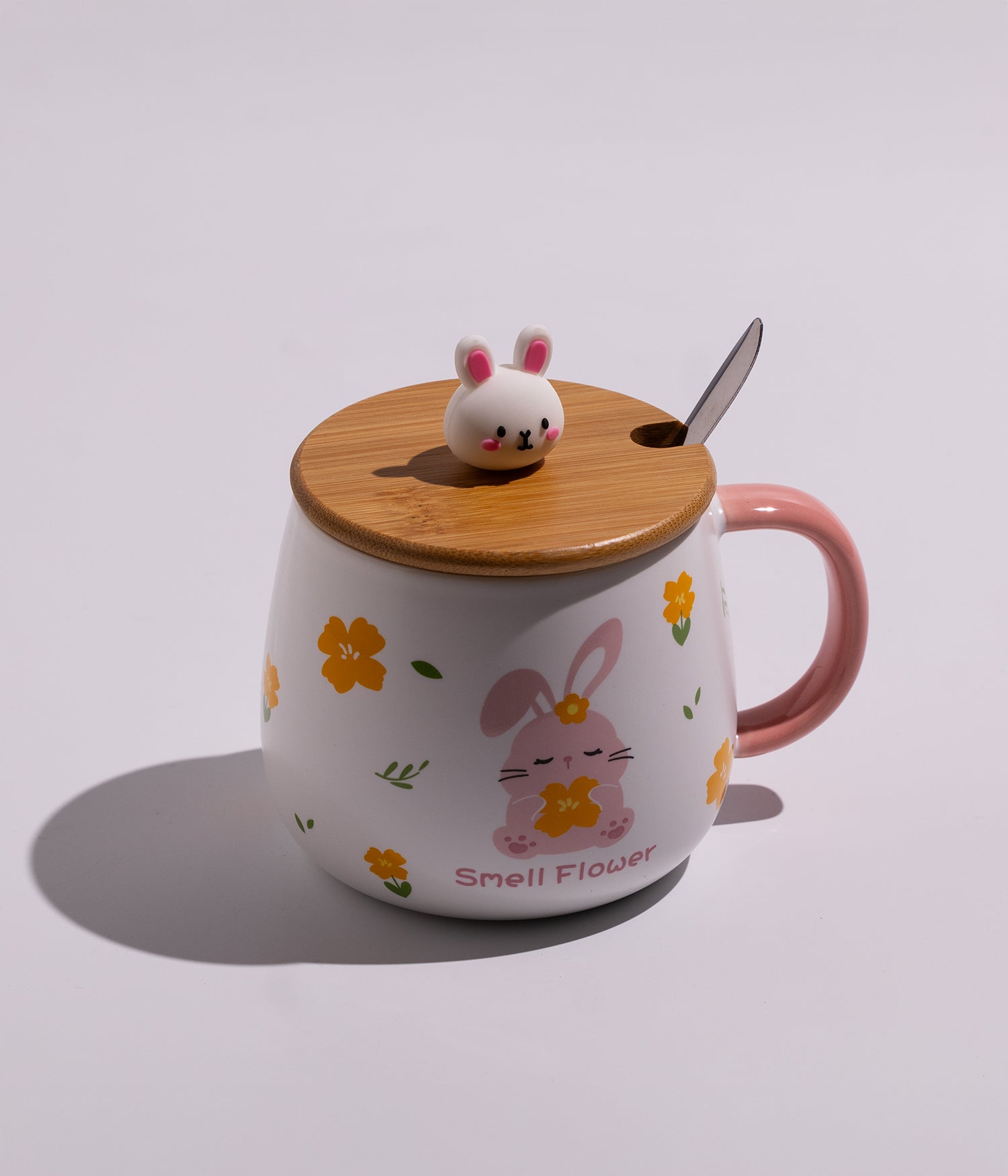 كوب سيراميك برسومات أرانب وردية مع غطاء خشبي وملعقة