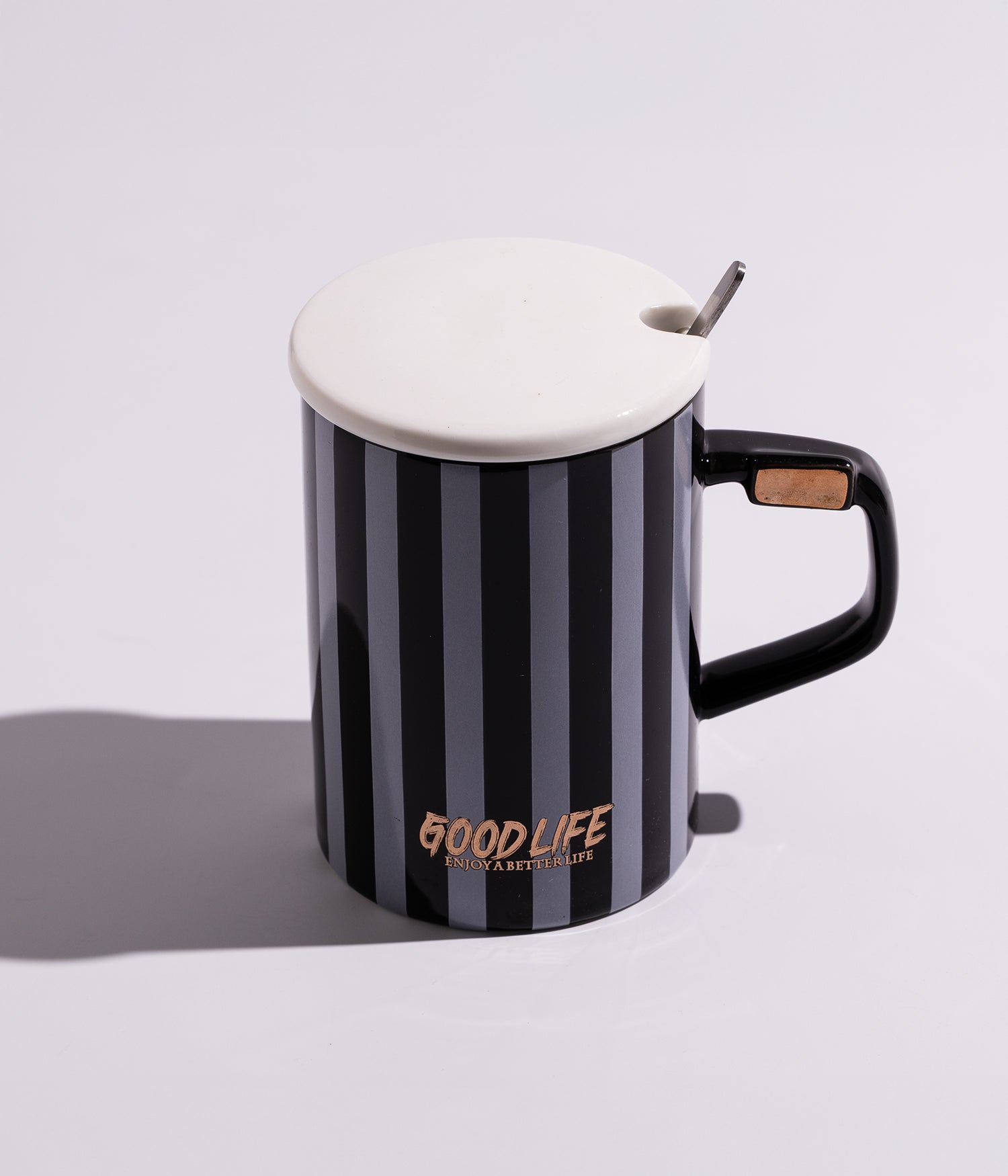 كوب سيراميك بأشكال هندسية مختلفة مع غطاء وملعقة