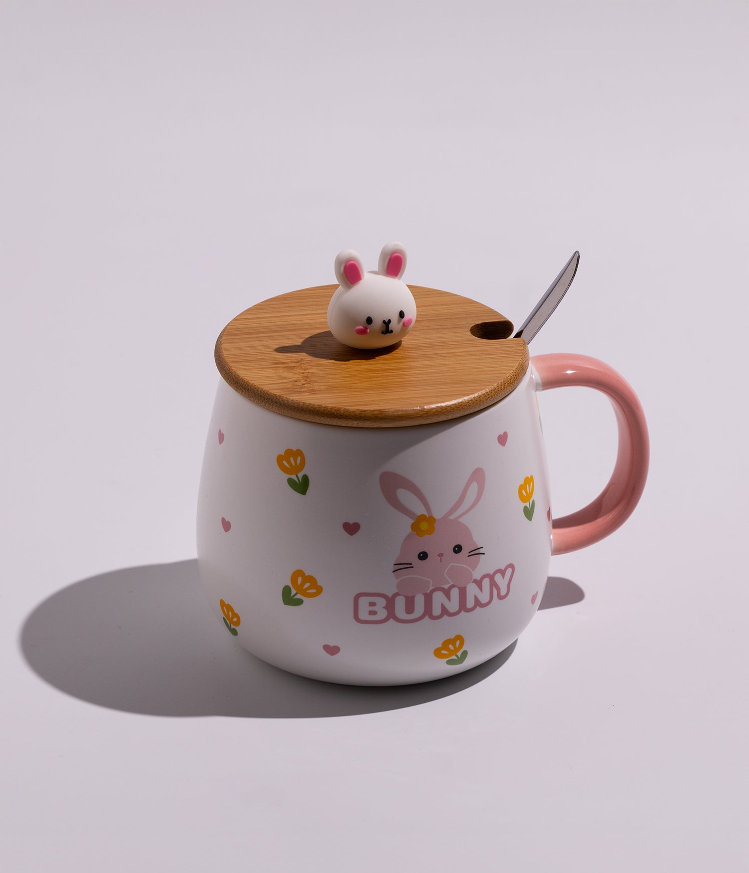 كوب سيراميك برسومات أرانب وردية مع غطاء خشبي وملعقة