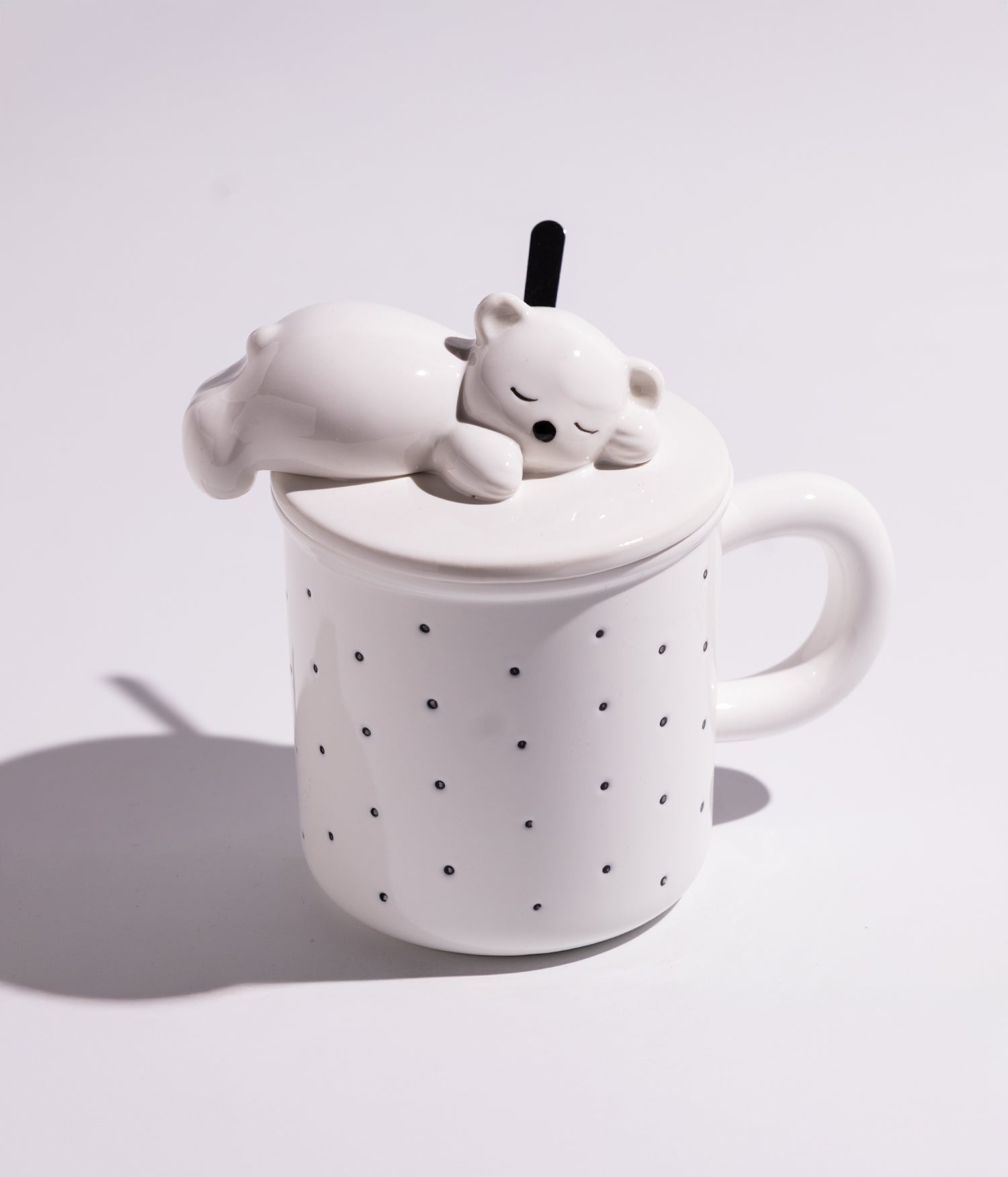 كوب سيراميك منقط بمجسم دب على الغطاء مع ملعقة
