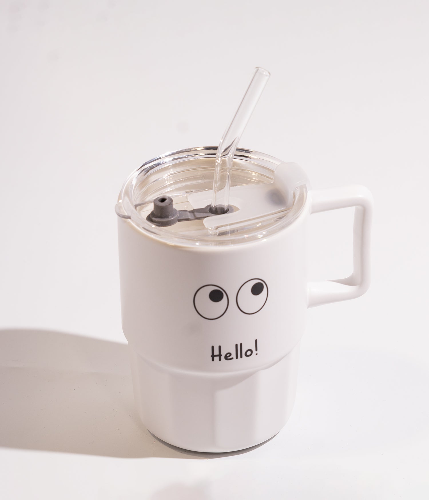 كوب سيراميك بكتابة HELLO وعيون مزوّد بغطاء عملي ومزاز