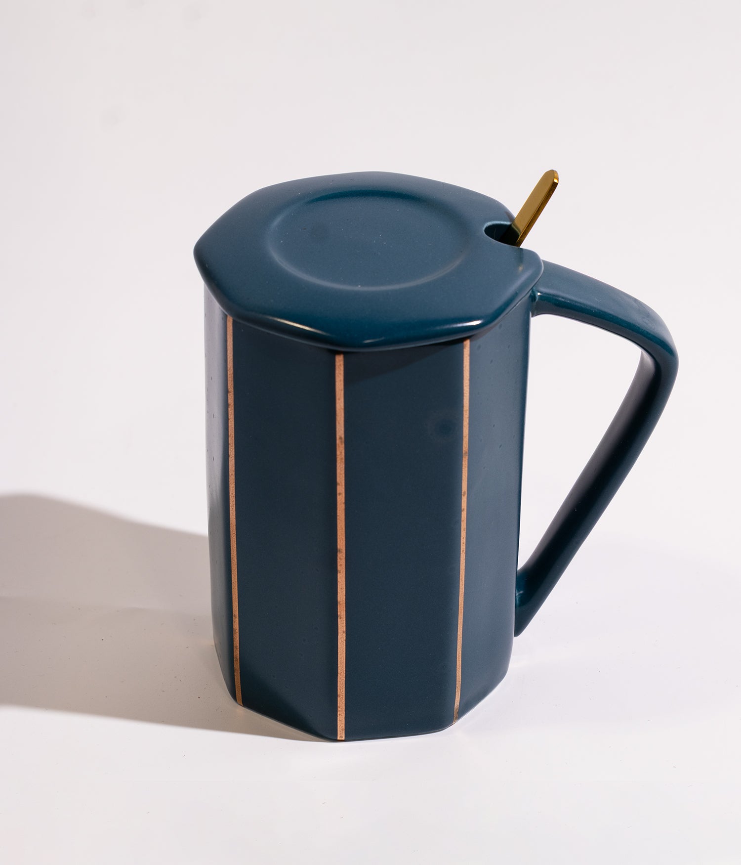 كوب قهوة سيراميك انيق بتصميم خطوط ذهبية مع ملعقة وغطاء