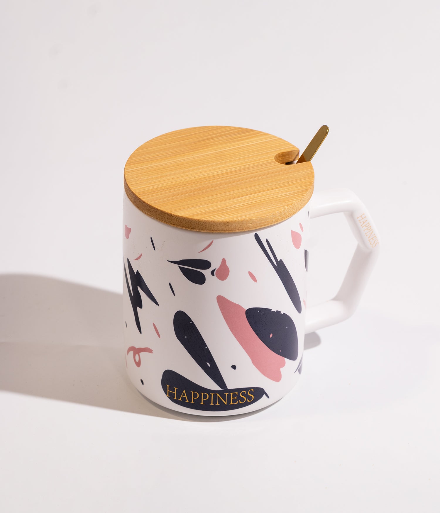 كوب سيراميك مخطط وملون بأشكال مختلفة مع غطاء خشبي وملعقة