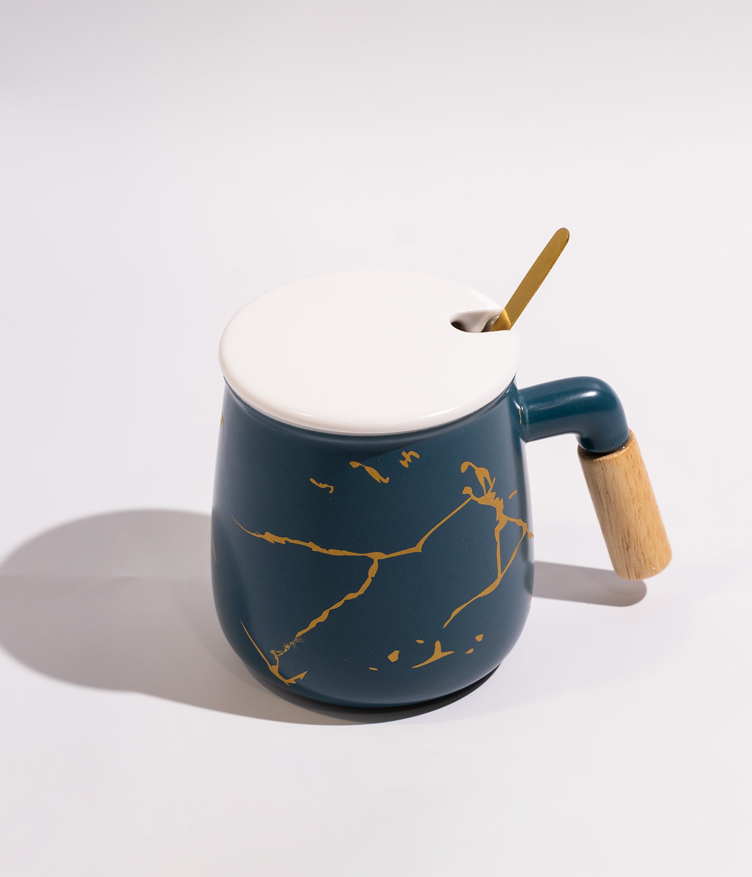 كوب سيراميك أخضر بخطوط ذهبية مع غطاء وملعقة ومقبض خشبي