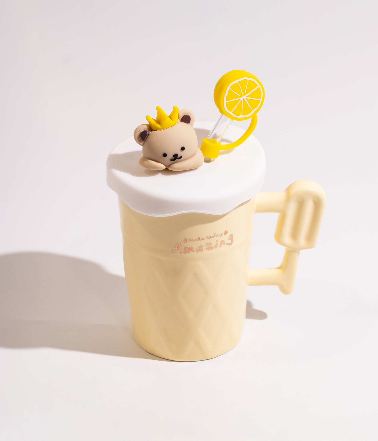 كوب سيراميك بتصميم أيس كريم ودب على الغطاء مع مزاز بشكل فواكه