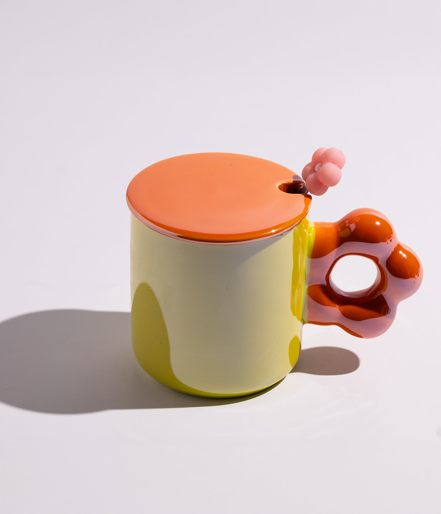 كوب سيراميك بمقبض على شكل وردة سادة مع غطاء وملعقة