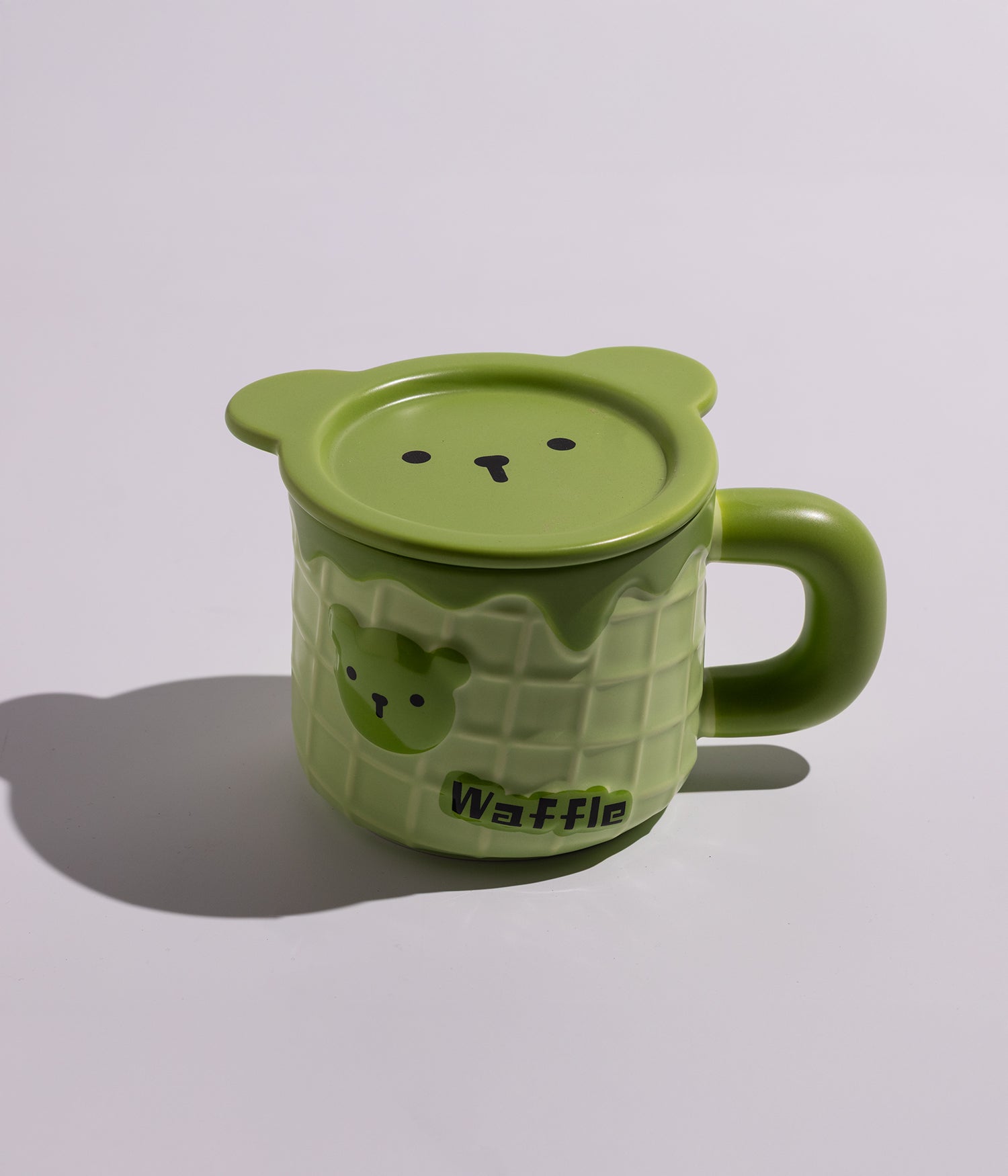 كوب سيراميك بتصميم وافل وبغطاء وجه دب وأذنين بارزتين