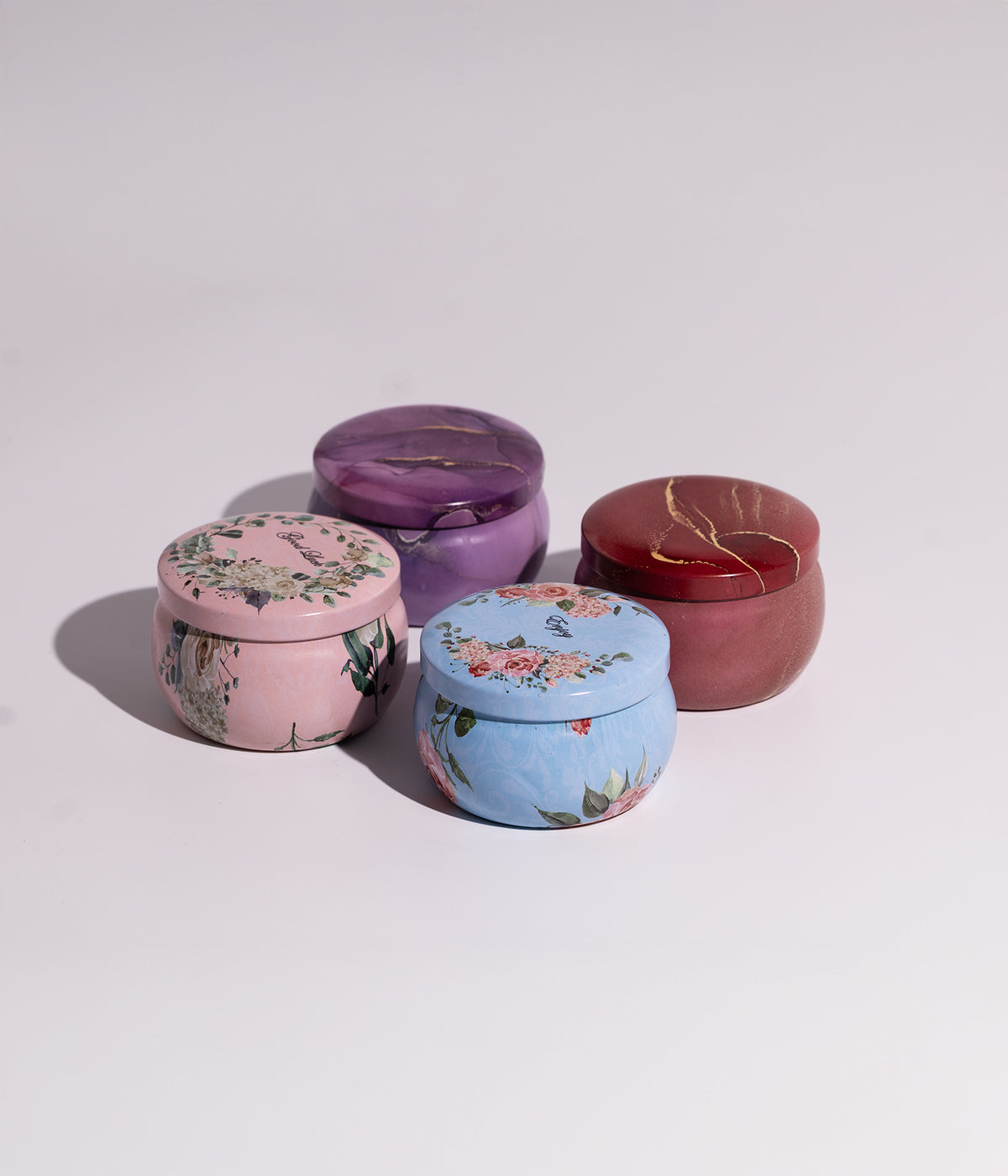 مجموعة شموع عطرية في علب معدنية مزخرفة – 4 قطع