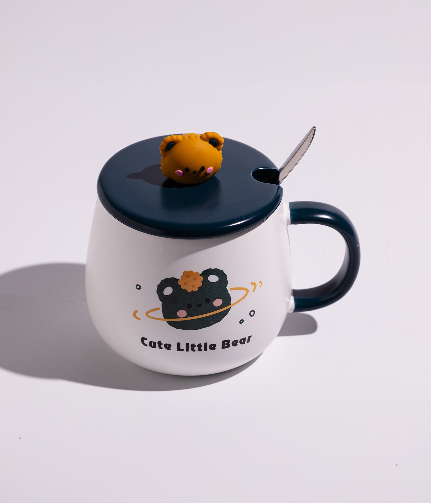 كوب قهوة من السراميك برسمة ومجسم دب على الغطاء