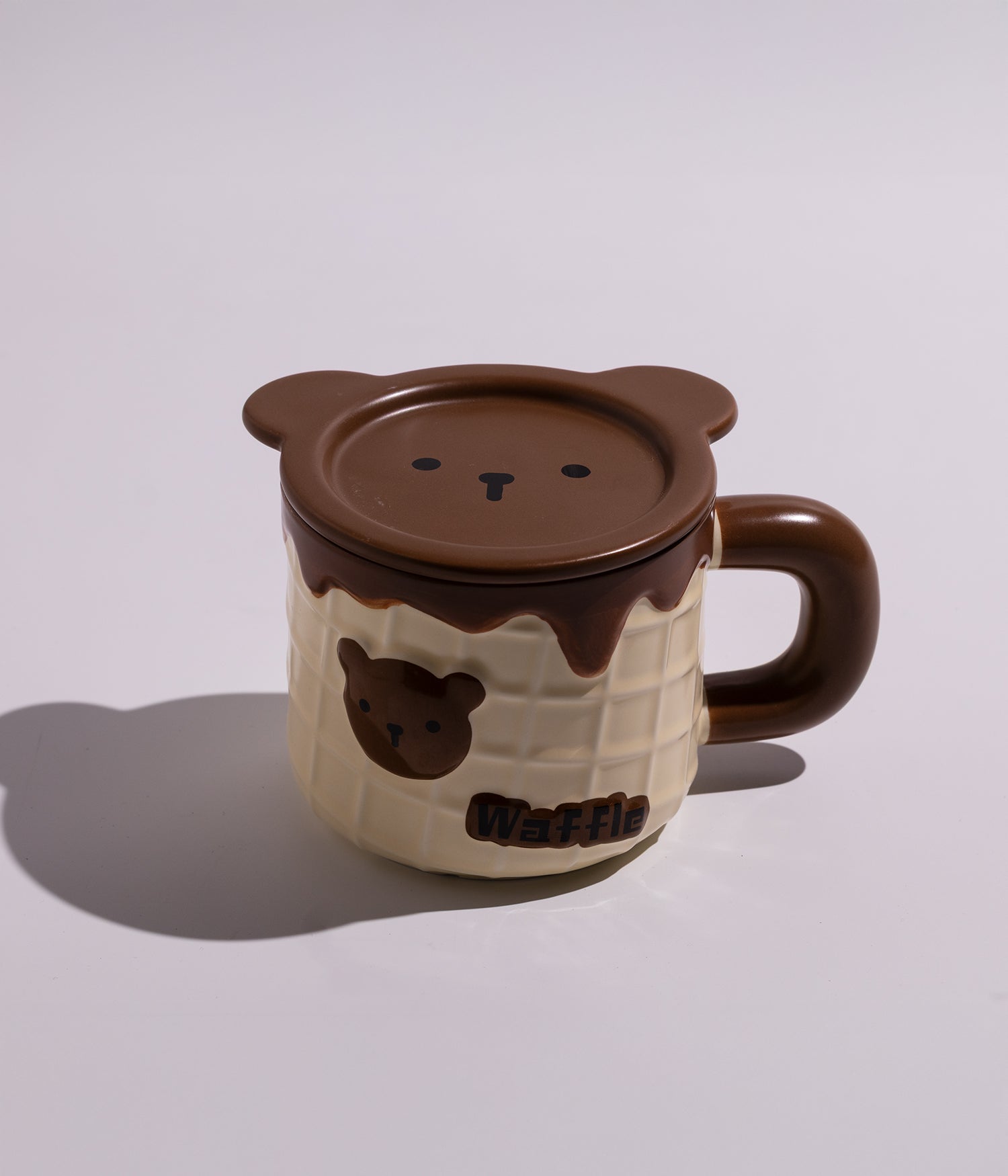 كوب سيراميك بتصميم وافل وبغطاء وجه دب وأذنين بارزتين