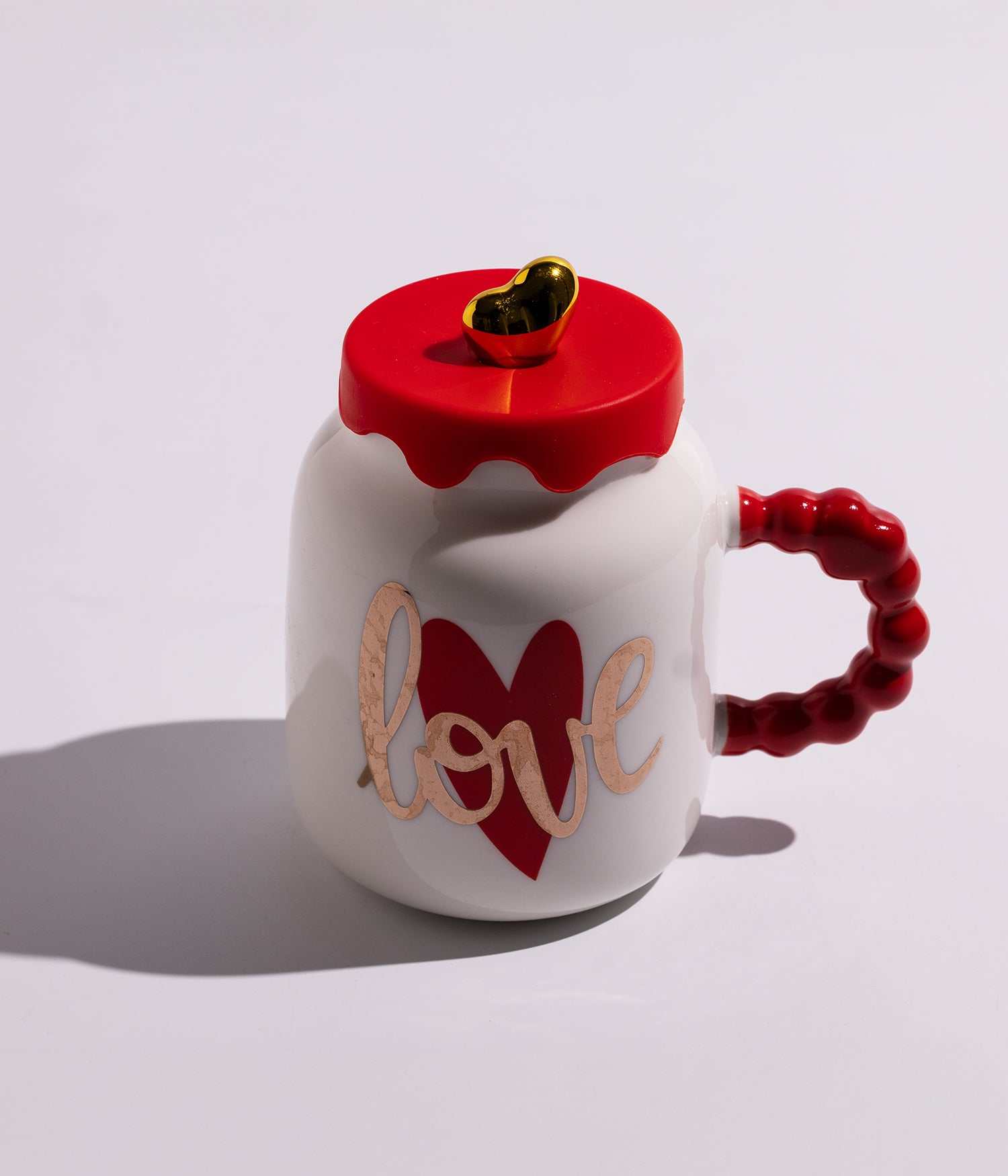 كوب سيراميك بتصميم قلوب حمراء مع غطاء