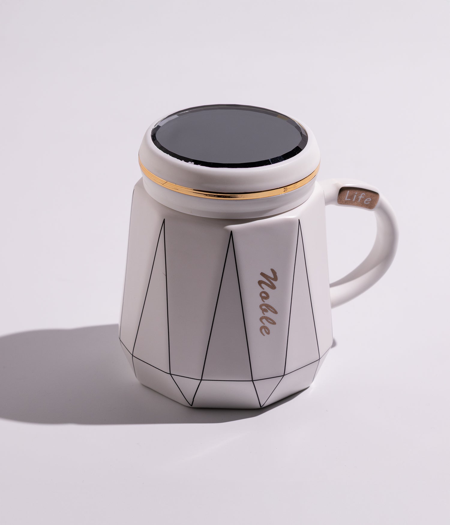كوب قهوة سيراميك بتصميم هندسي مع غطاء محكم الاغلاق