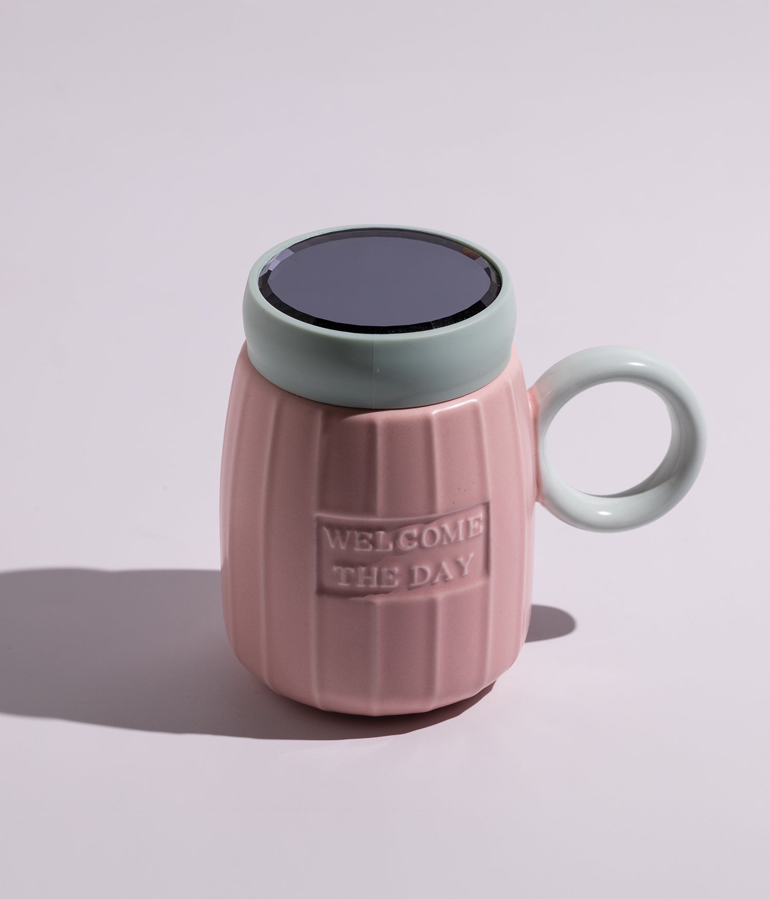 كوب سيراميك بتصميم عملي وبألوان زاهية مع غطاء محكم الاغلاق