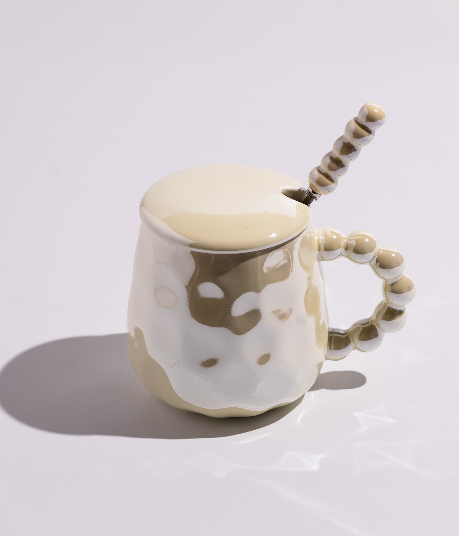 كوب سيراميك بتصميم مقبض فريد مع غطاء وملعقة