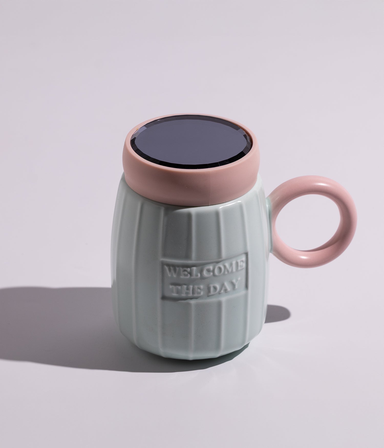 كوب سيراميك بتصميم عملي وبألوان زاهية مع غطاء محكم الاغلاق