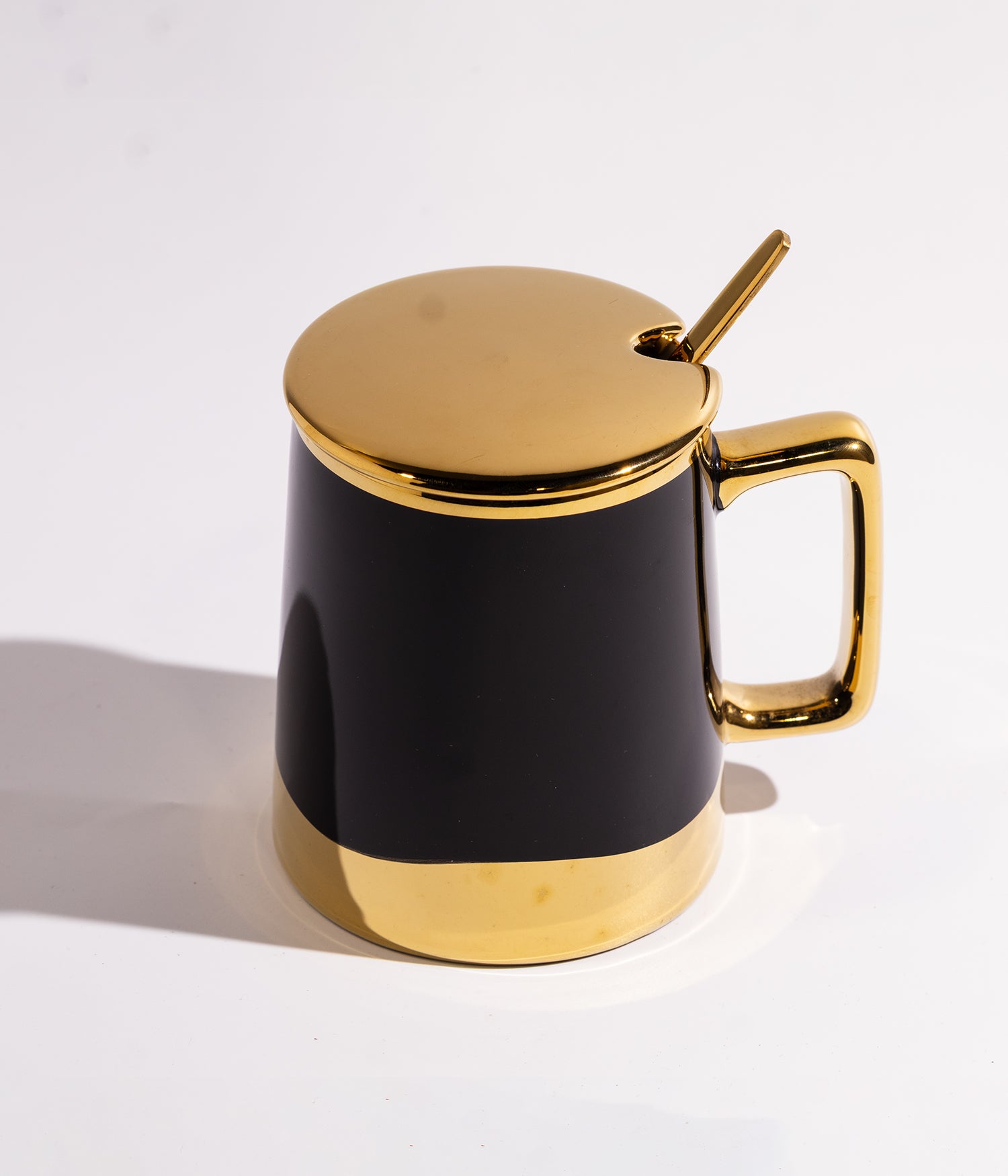 كوب سيراميك مزين باللون الذهبي بتصميم سادة مع غطاء وملعقة