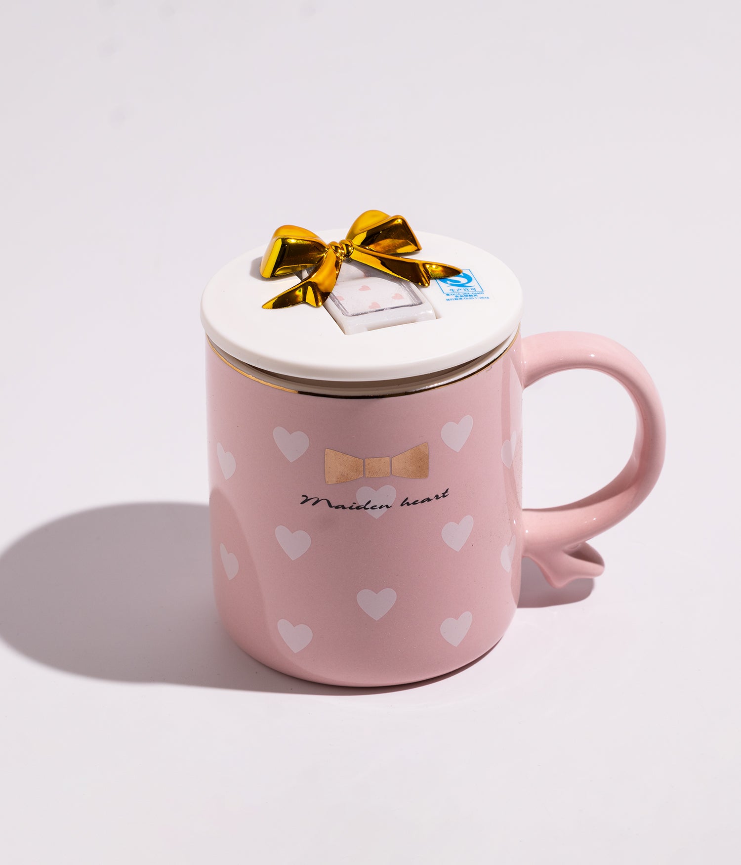 كوب سيراميك لطيف مزين بفيونكة ذهبية على الغطاء