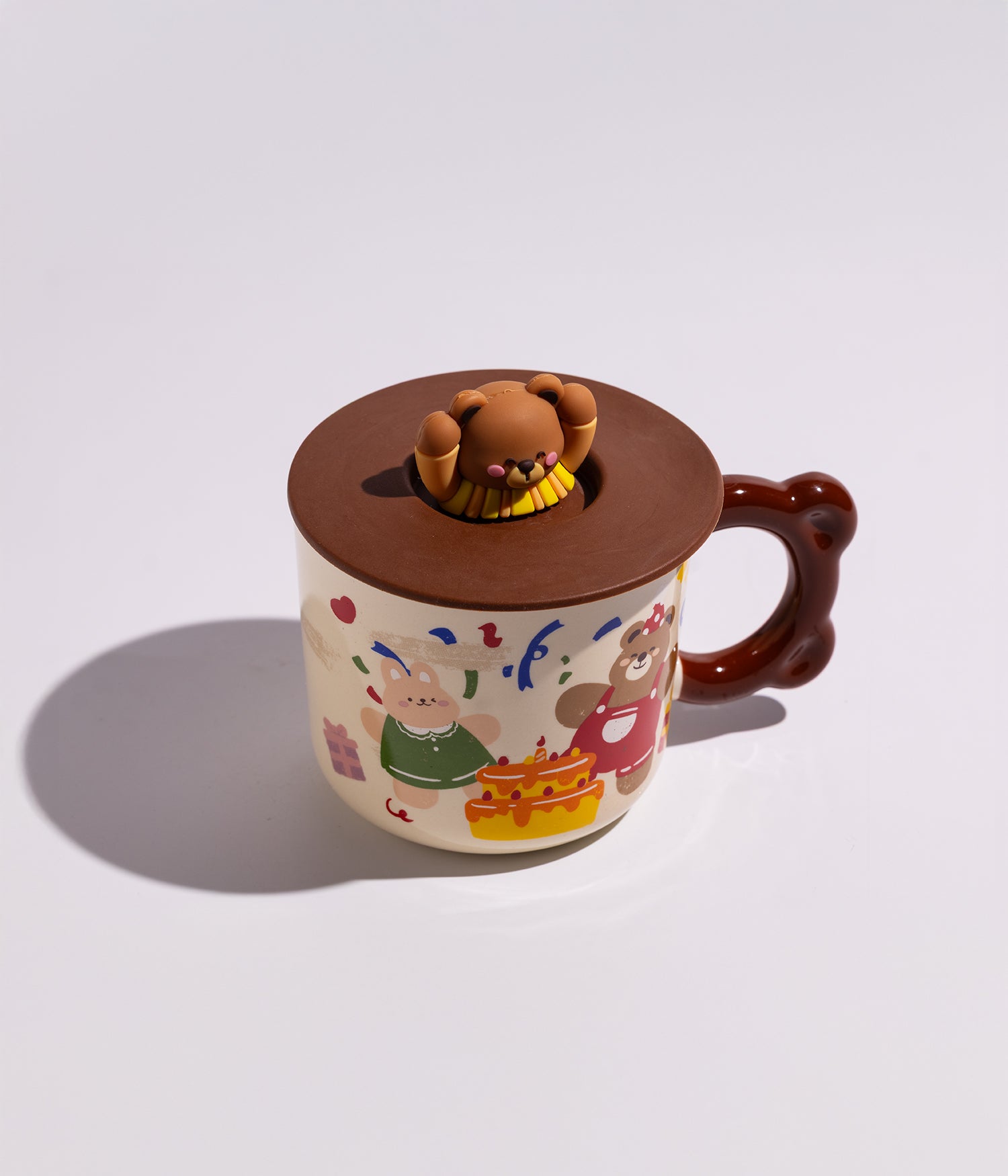 كوب سيراميك برسومات دباديب في الغابة مع غطاء عليه مجسم دب