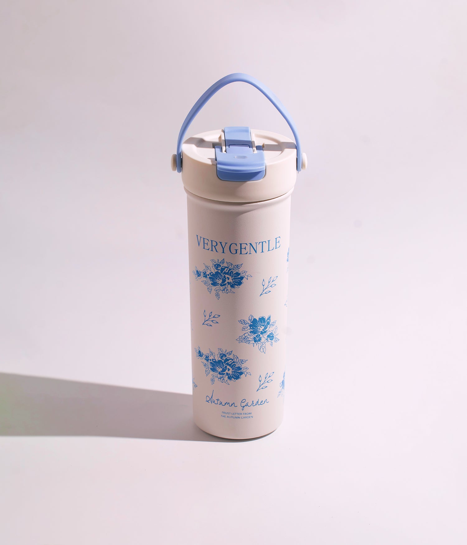 كوب حراري ستانلس ستيل كريمي مع نقوش أزهار زرقاء بغطاء محكم