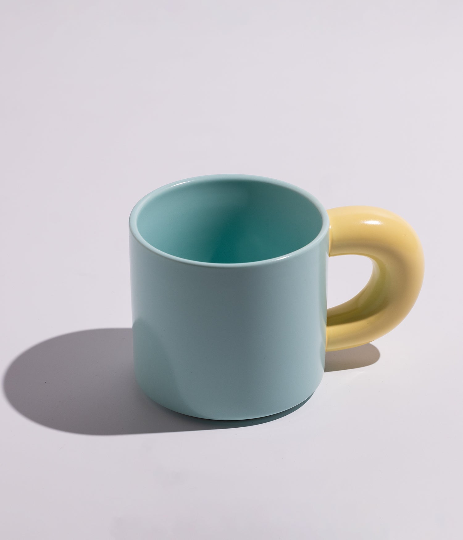 كوب سيراميك سادة بمقبض ملون