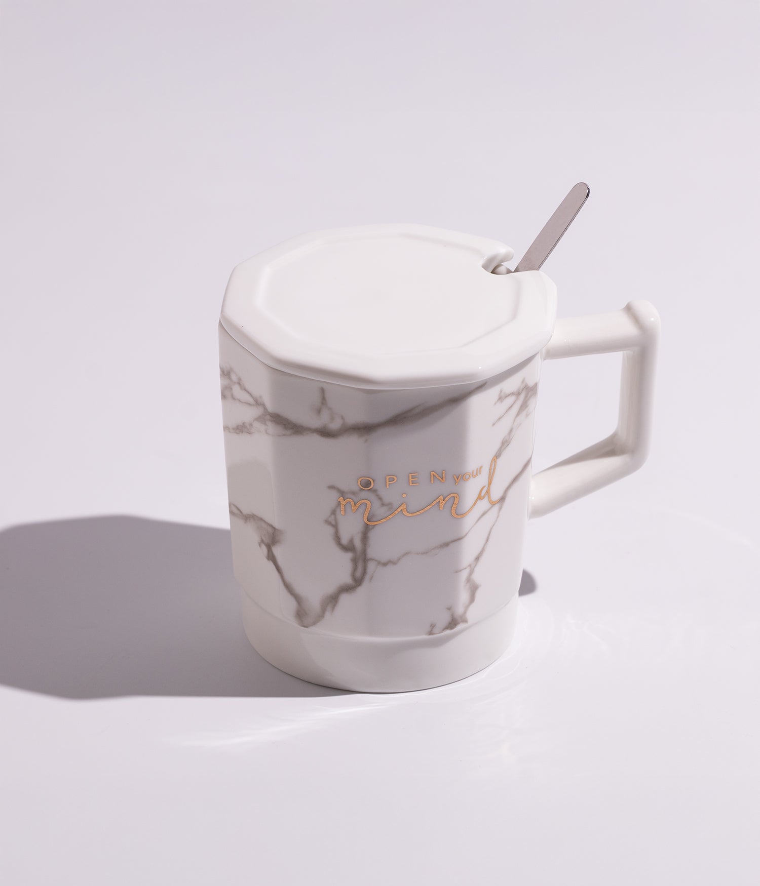 كوب سيراميك بتصميم خطوط ملونة مع غطاء وملعقة