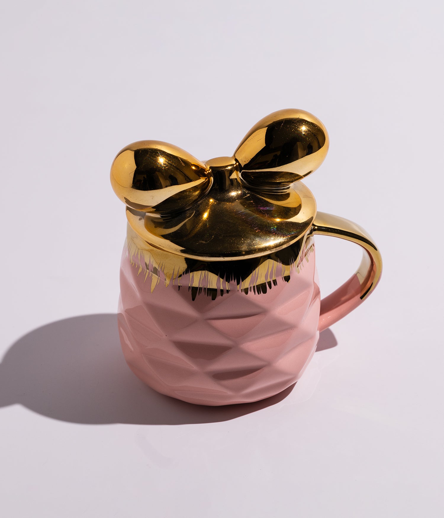 كوب قهوة سيراميك يأتي مع غطاء بتصميم فيونكة ذهبية