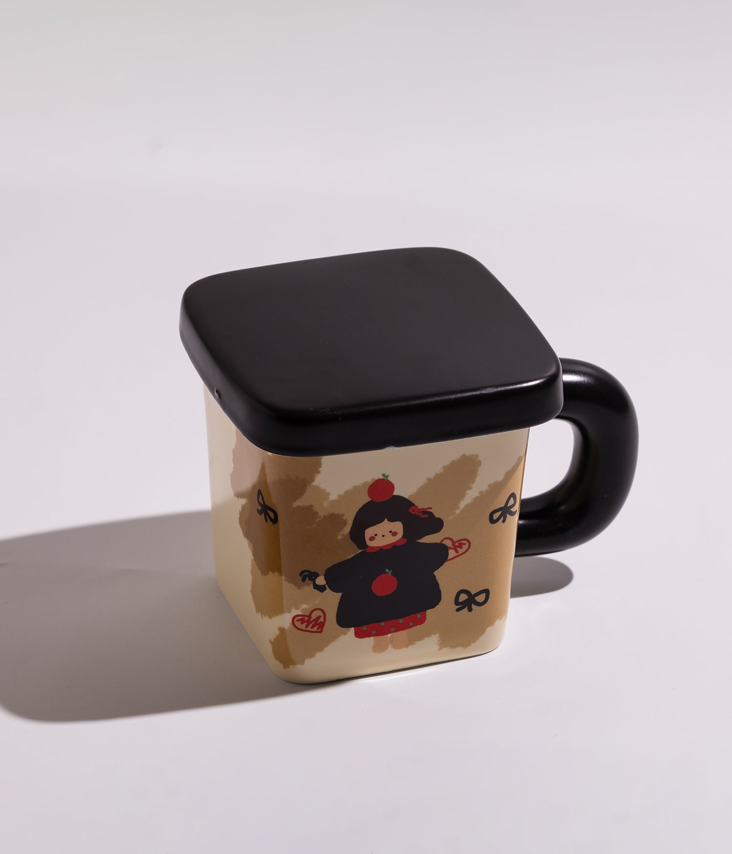 كوب سيراميك بتصميم شخصيات مرحة وبغطاء محكم الاغلاق