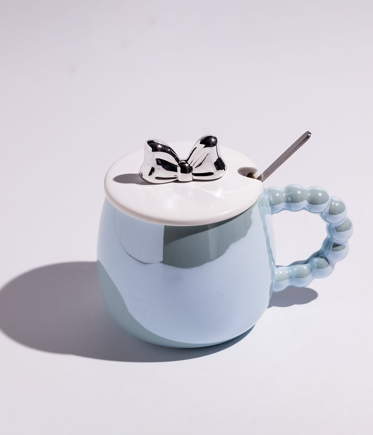 كوب سيراميك بتصميم بابيون على الغطاء ومقبض لؤلؤ مع ملعقة