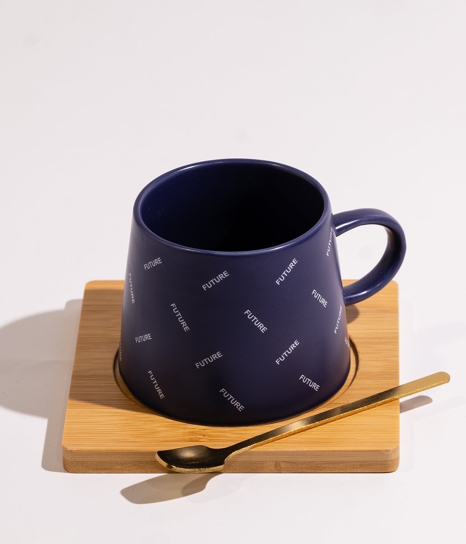 فنجان سيراميك أنيق مع قاعدة خشبية وملعقة ذهبية